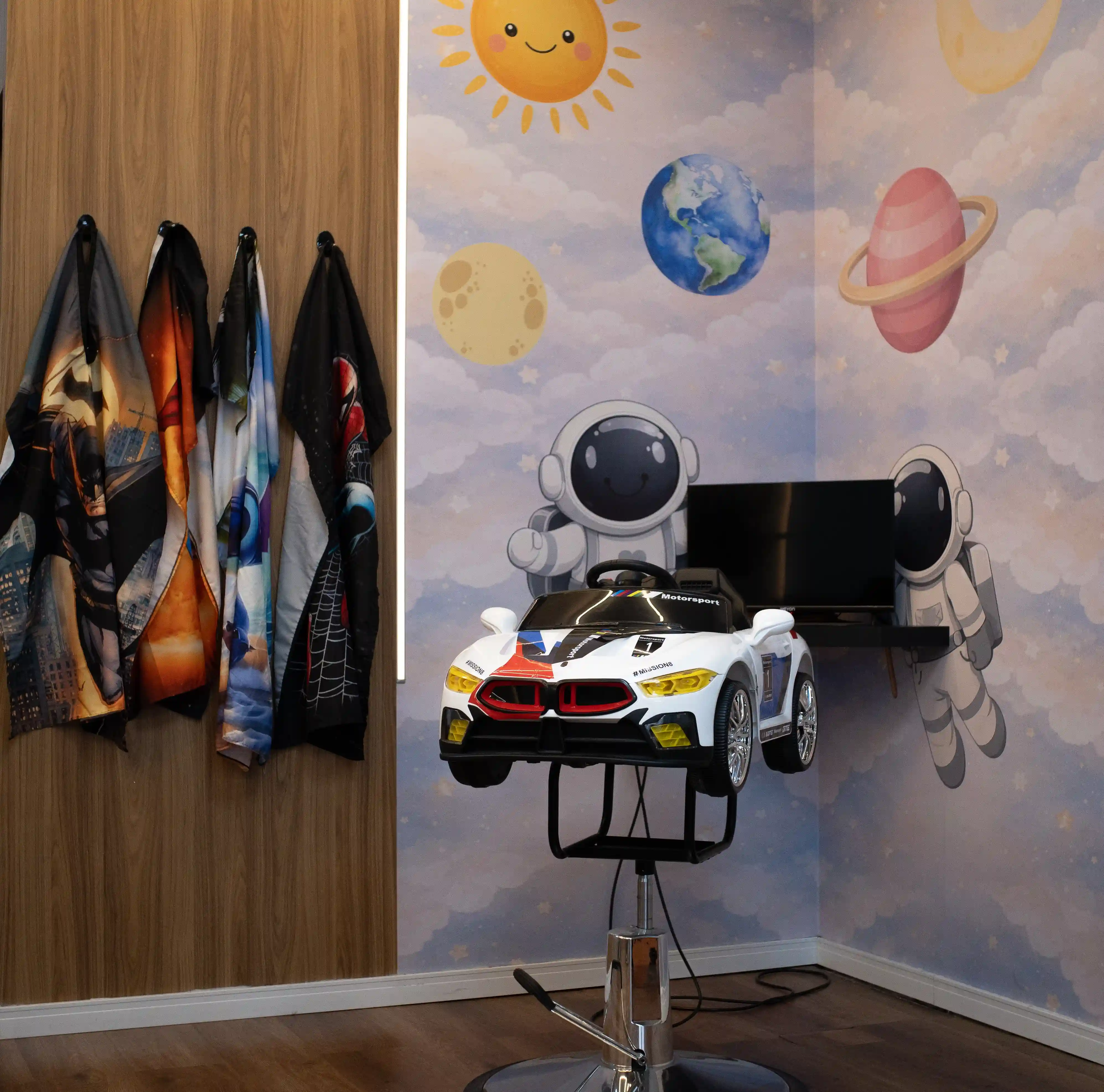 Espaço kids aconchegante com brinquedos de madeira e iluminação quente